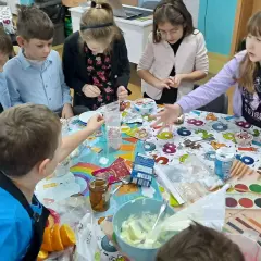 Uroczystości szkolne: Przewodnik po roku - od patriotyzmu po zabawę
