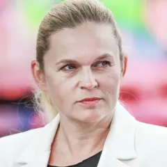 Portret Barbary Nowackiej, Minister Edukacji, w białej marynarce.