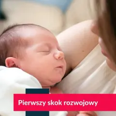 Śpiące noworodek w ramionach matki.