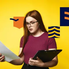 Kobieta w okularach trzyma dokumenty i teczkę na tle żółtym z grafikami.