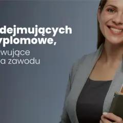 Uśmiechnięta kobieta w szarym kardiganie trzyma książki.