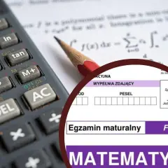 Kalkulator, ołówek i fragment arkusza egzaminu maturalnego z matematyki.