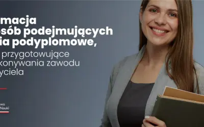 Uśmiechnięta kobieta w szarym kardiganie trzyma książki.