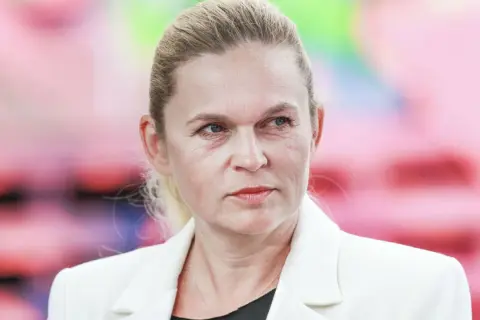 Portret Barbary Nowackiej, Minister Edukacji, w białej marynarce.