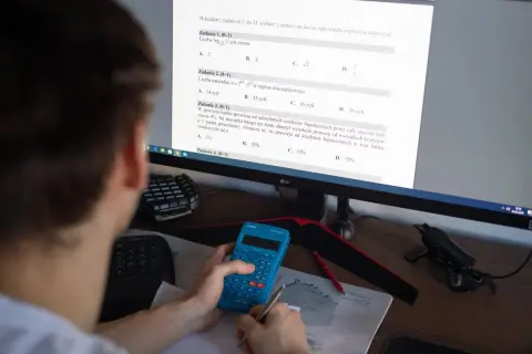 Kiedy zdalne nauczanie? Zasady, decyzje i co musi wiedzieć rodzic