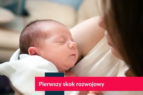 Śpiące noworodek w ramionach matki.