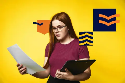 Kobieta w okularach trzyma dokumenty i teczkę na tle żółtym z grafikami.