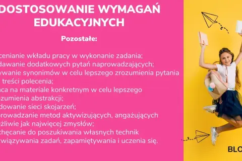 Dziewczynka skacze z książkami w rękach, z plecakiem na plecach, na żółtym tle.