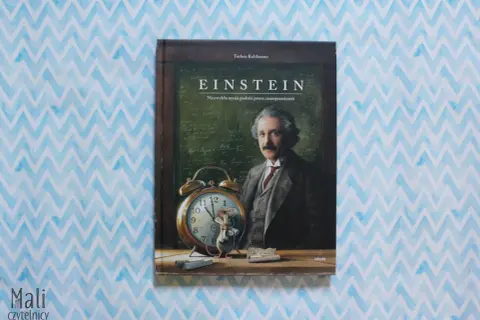 Okładka książki z wizerunkiem Einsteina, myszką i zegarem na tle wzorzystego tła.
