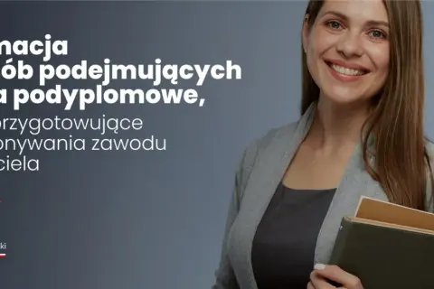 Uśmiechnięta kobieta w szarym kardiganie trzyma książki.
