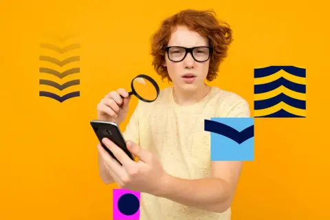 Chłopiec z rudymi włosami i okularami trzyma lupę i smartfon na pomarańczowym tle z geometrycznymi kształtami.