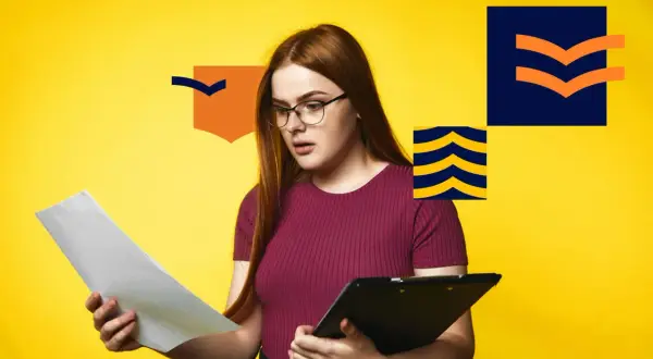 Kobieta w okularach trzyma dokumenty i teczkę na tle żółtym z grafikami.