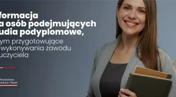 Uśmiechnięta kobieta w szarym kardiganie trzyma książki.