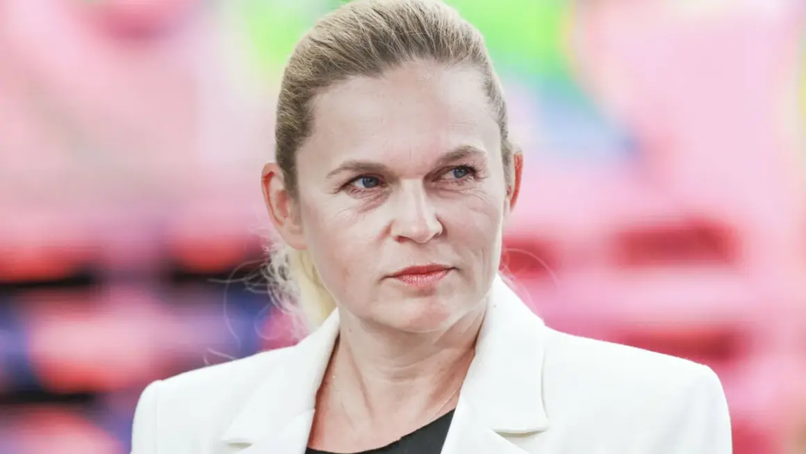 Portret Barbary Nowackiej, Minister Edukacji, w białej marynarce.