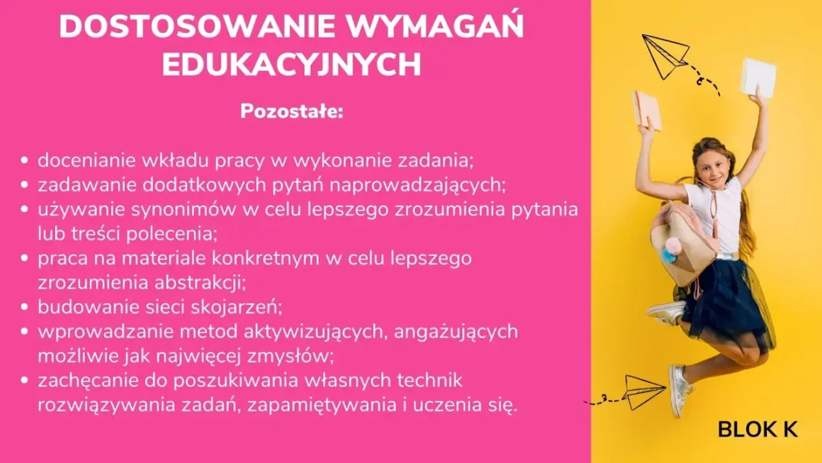 Dziewczynka skacze z książkami w rękach, z plecakiem na plecach, na żółtym tle.