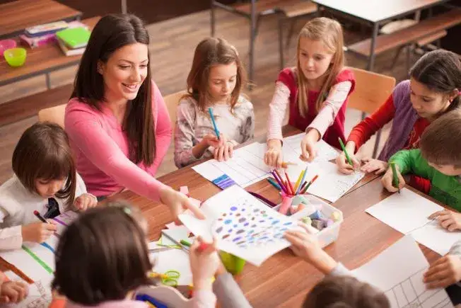 dzieci uczące się w przedszkolu, edukacja przedszkolna