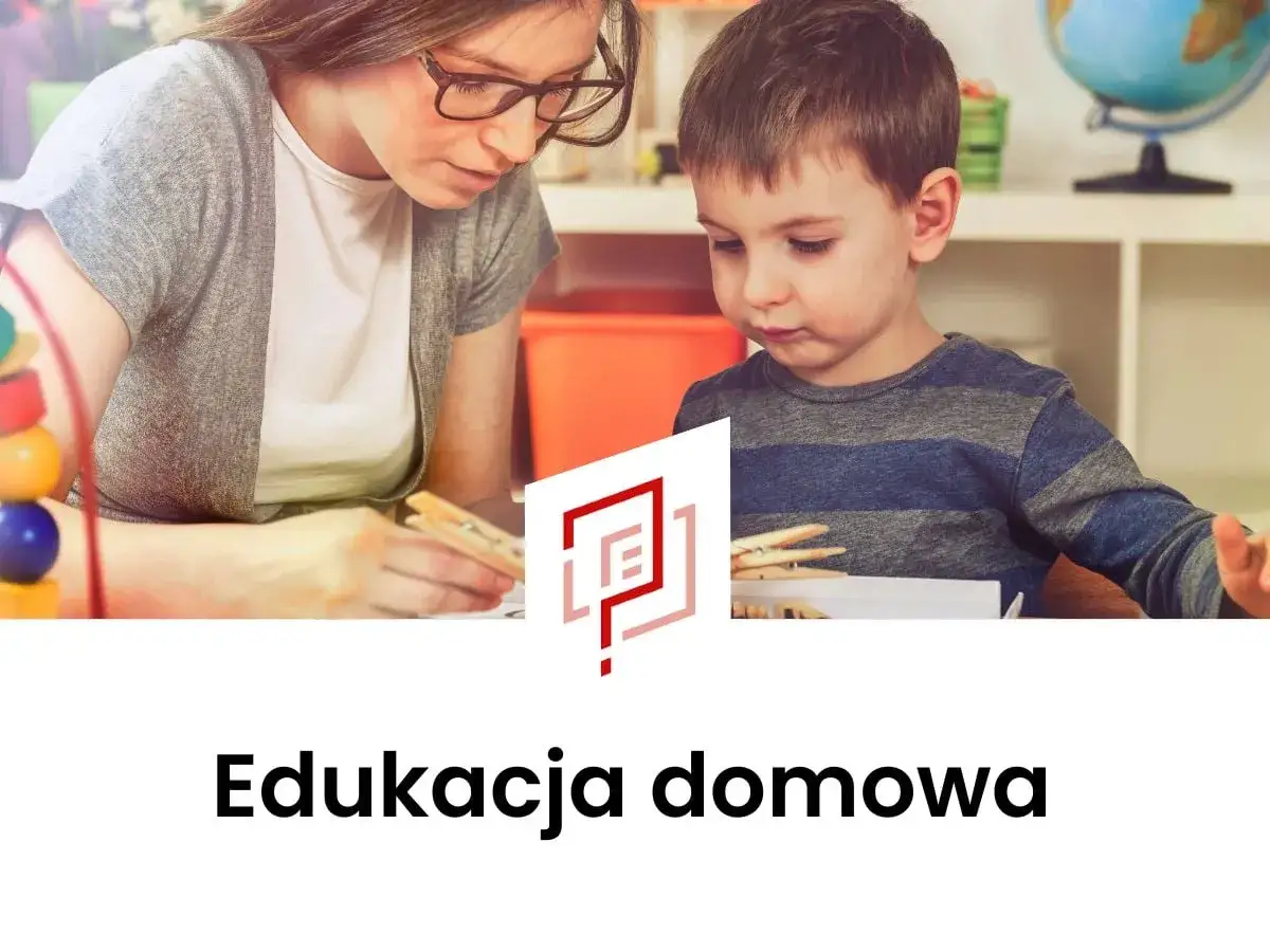Kobieta z okularami i chłopiec ćwiczą z klamerkami. Edukacja domowa na czym polega? Nauka w domu.