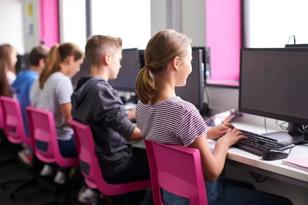 Nowoczesna klasa z tabletami, uczniowie korzystający z AI w edukacji, cyfrowy tornister