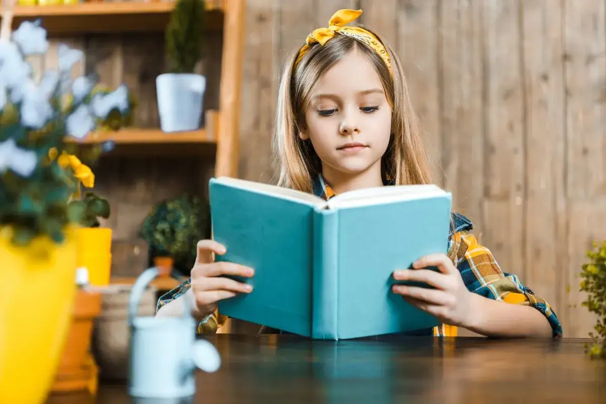 dziecko z dysleksją czyta książkę