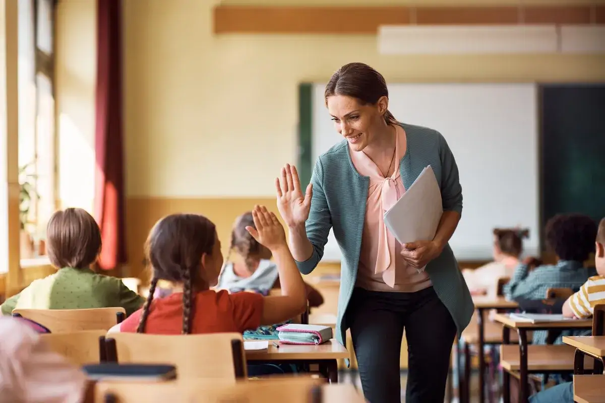 nauczyciel w klasie podwyżki edukacja