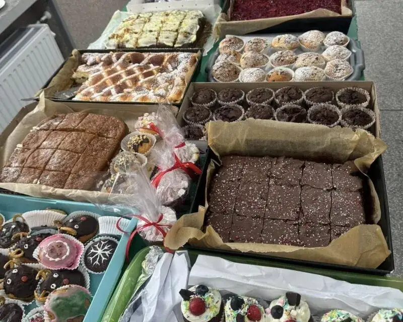 ciasta na kiermasz szkolny, różnorodne wypieki na sprzedaż