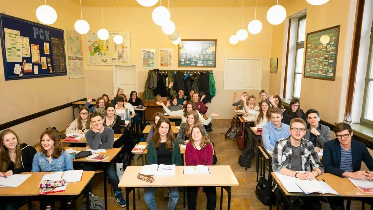 Maturzysta zastanawiający się nad wyborem przedmiotów rozszerzonych
