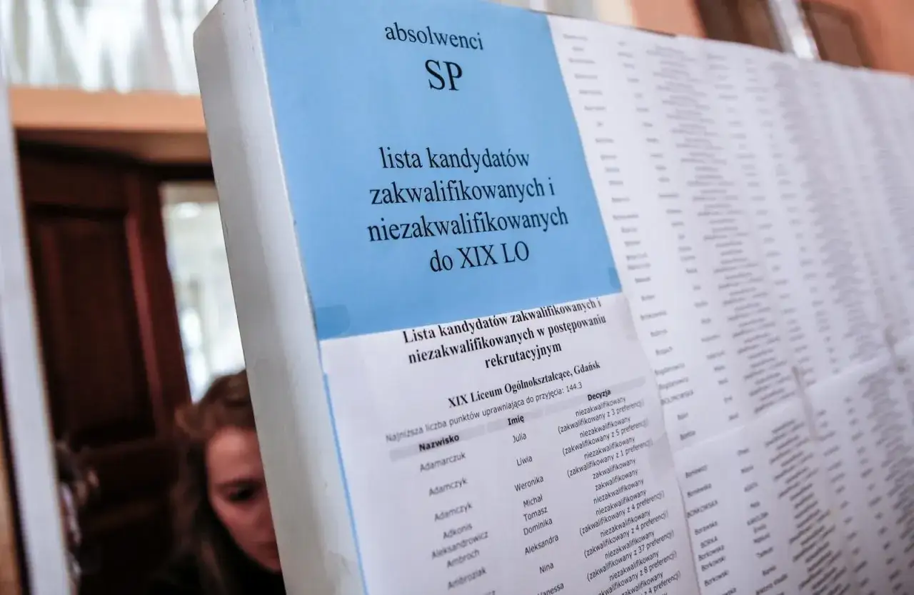 uczeń sprawdza wyniki rekrutacji do liceum online