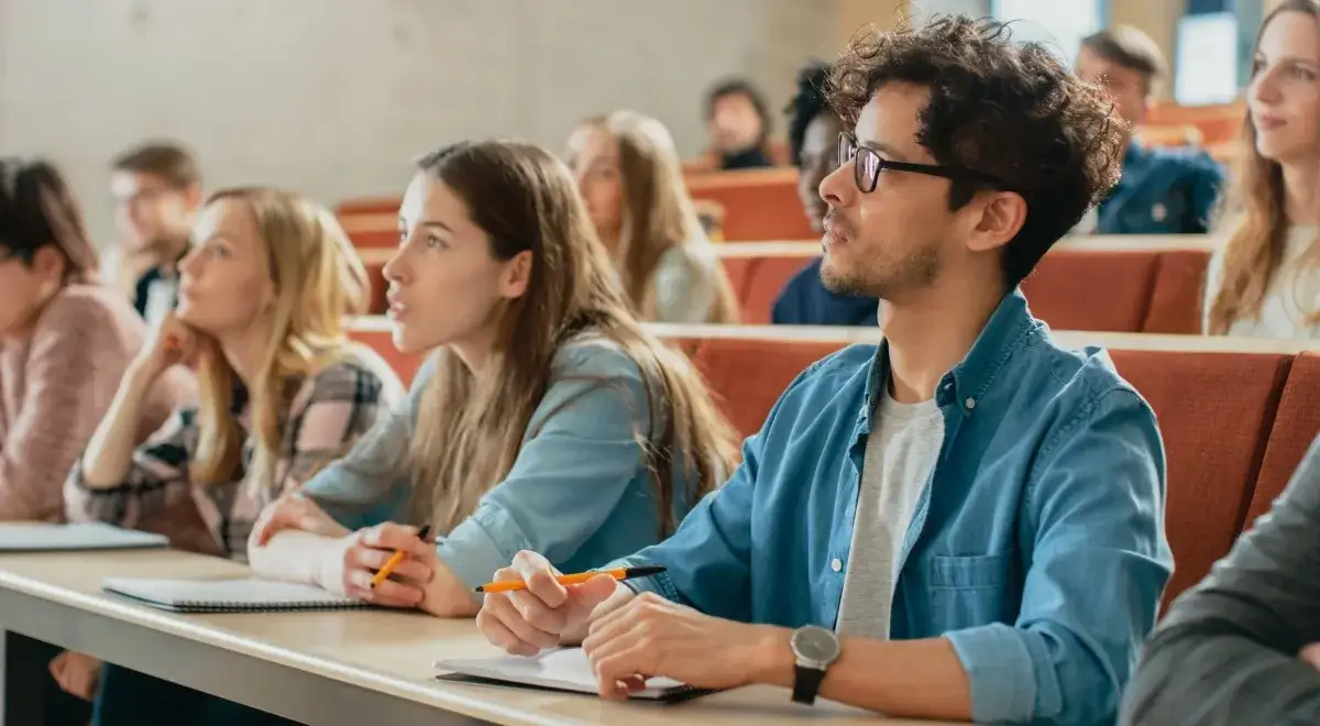 Młodzi ludzie planujący przyszłość i studia