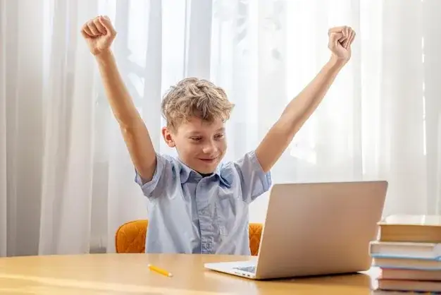 Szczęśliwy uczeń uczy się zdalnie z laptopem